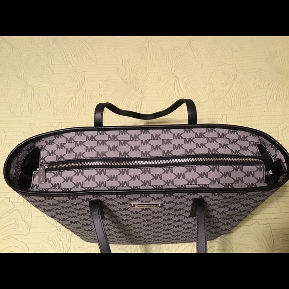 Michael Kors Bucket Bag Zippered Top Authentic - Picture 6 of 7